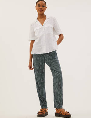 marksandspencer_SS22_T57_5741_zkracene kalhoty s potiskem_zelena_799Kc_modelka.jpg